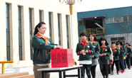 感恩社會，主動承擔社會責任，積極奉獻愛心。